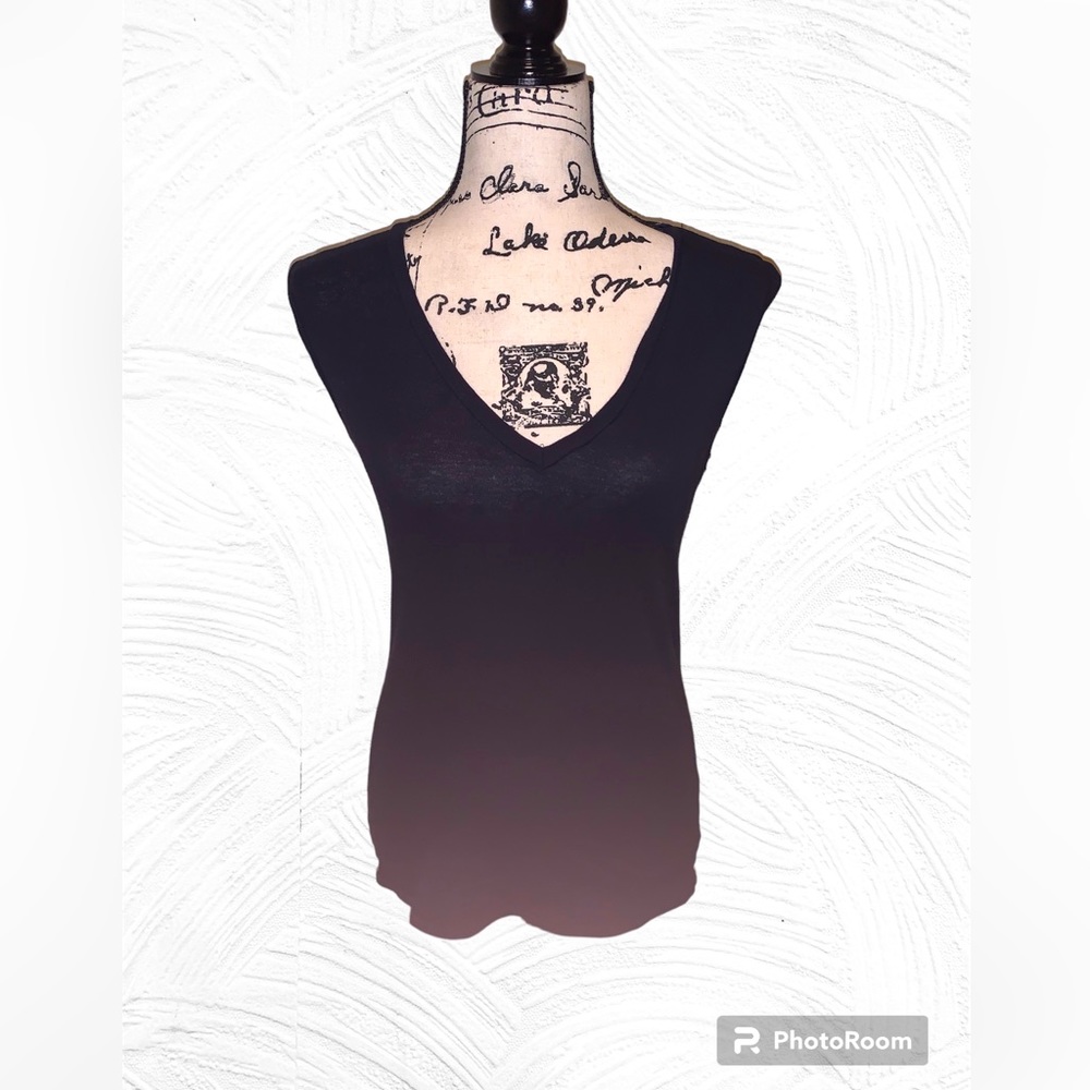 James Perse cotton V neck tee . Black , slight cap sleeve . Size 3